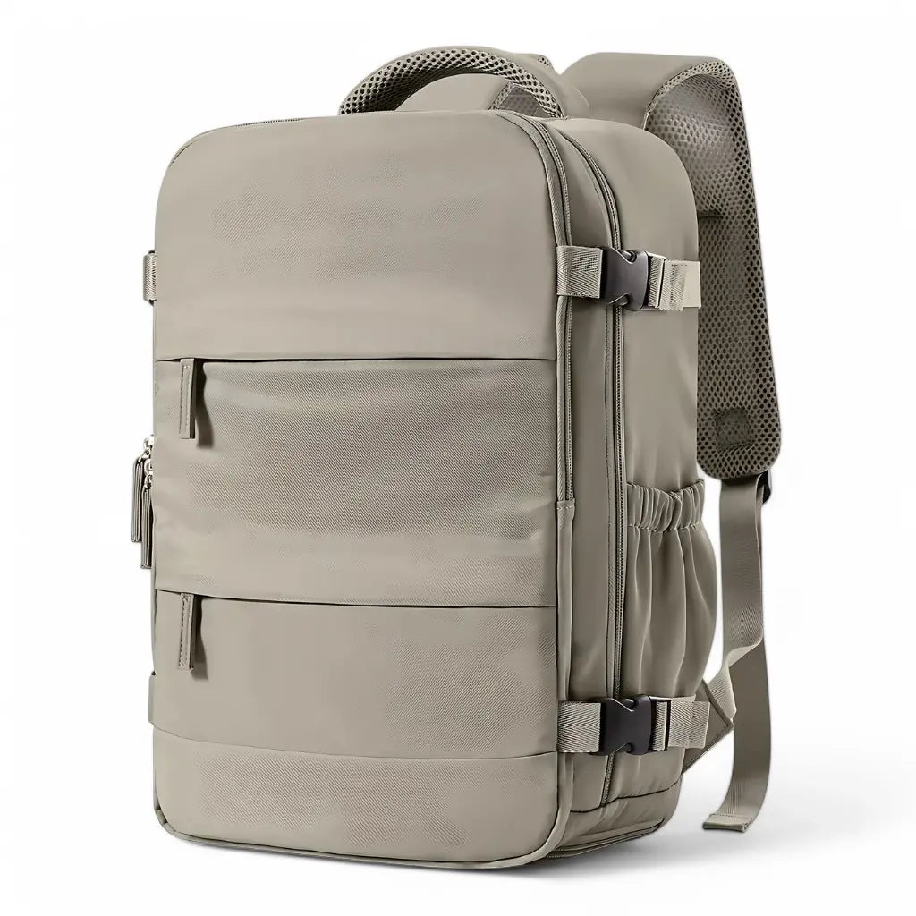 Brązowy plecak podróżny o wymiarach 40x30x20 cm z wieloma kieszeniami i ergonomicznym designem. Idealny jako bagaż podręczny do samolotu.