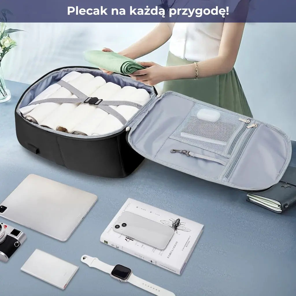 Wnętrze plecaka EasyJet z miejscem na ubrania i przegródkami na akcesoria podróżne.