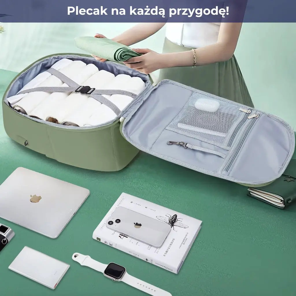 Wnętrze plecaka EasyJet z przestronną komorą i przegródkami na akcesoria podróżne.
