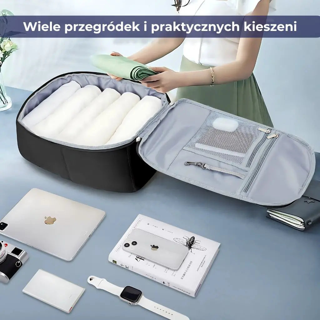 Plecak mały bagaż podręczny 40x20x25 ryanair, czarny plecak otwarty, pokazujący przegrody i miejsce na akcesoria.