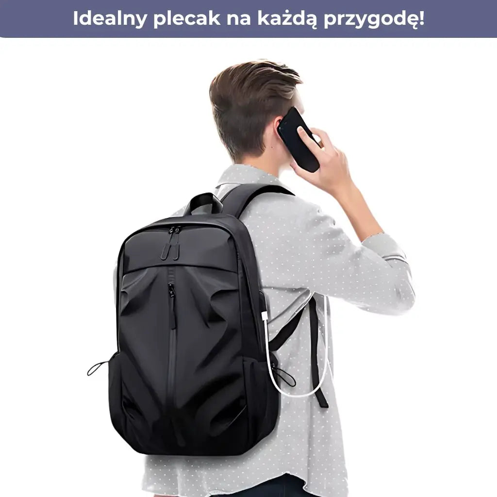 Mężczyzna noszący czarny wodoodporny plecak do samolotu 55x40x20, idealny na przygody.